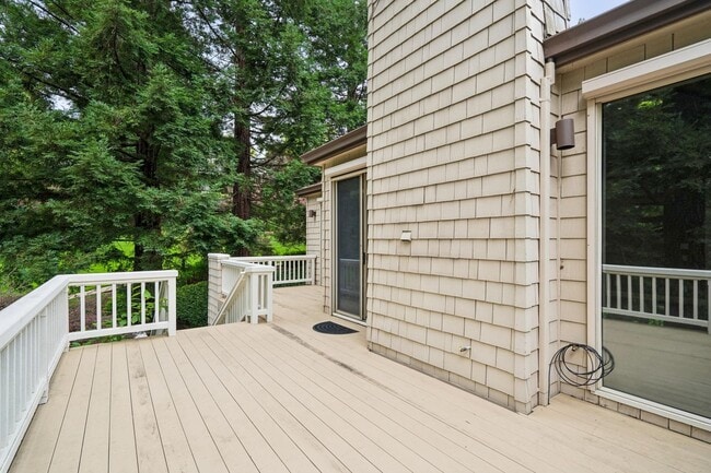 Building Photo - 651 Manresa Ln