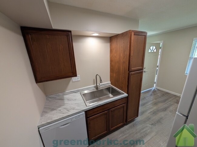 Building Photo - 420 Holiday Dr