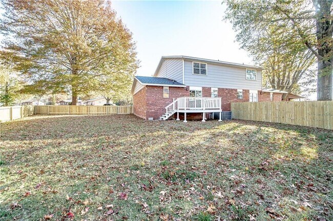 Building Photo - 1312 Royal Dr