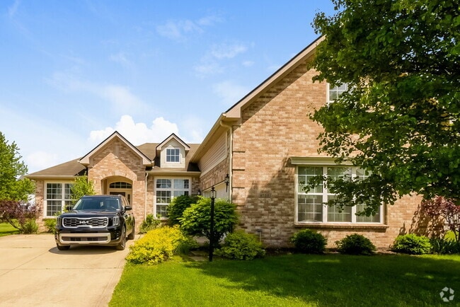 Building Photo - 8729 N Autumnview Dr