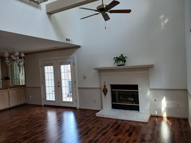 Building Photo - Yorktown Townhouse