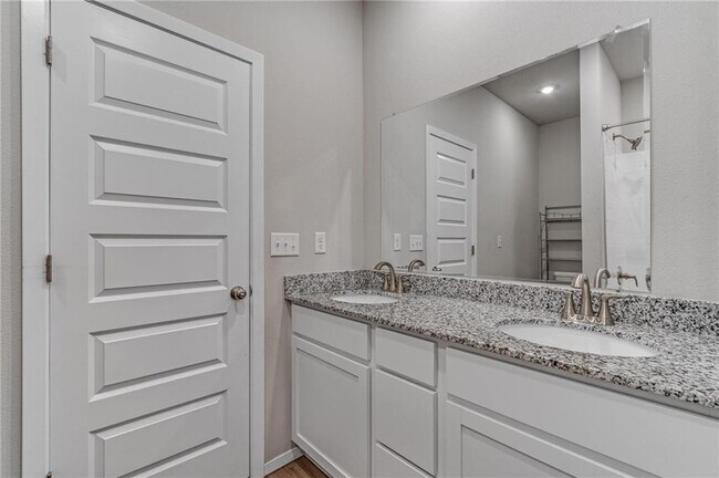 Building Photo - 923 S Nighthawk Ln