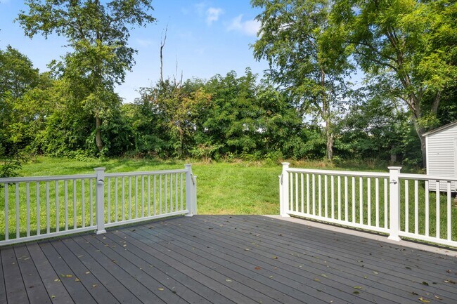 Building Photo - 3 bed/ 2 1/2 bath pet friendly fenced yard