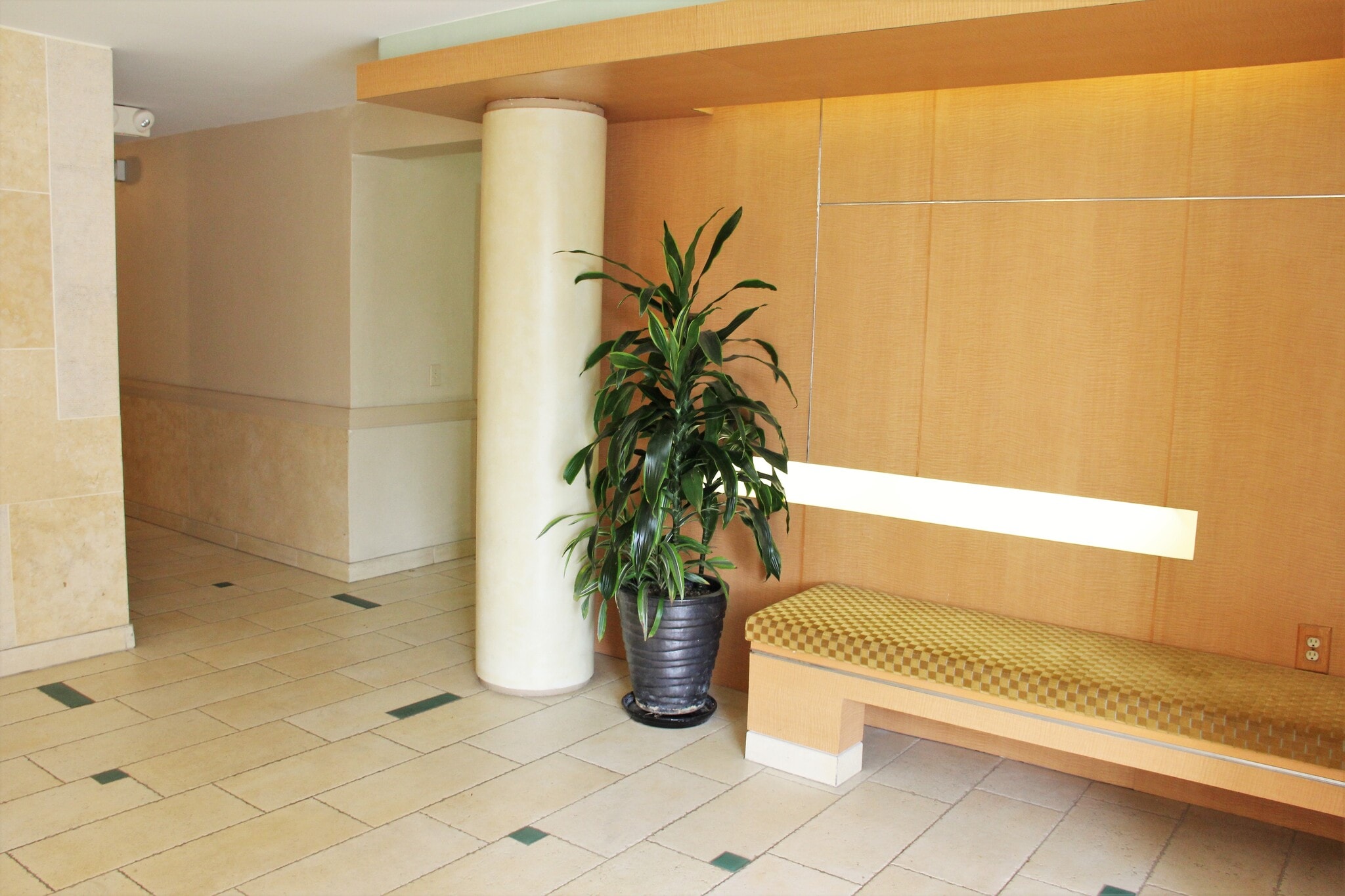 Lobby - 415 Montana Ave