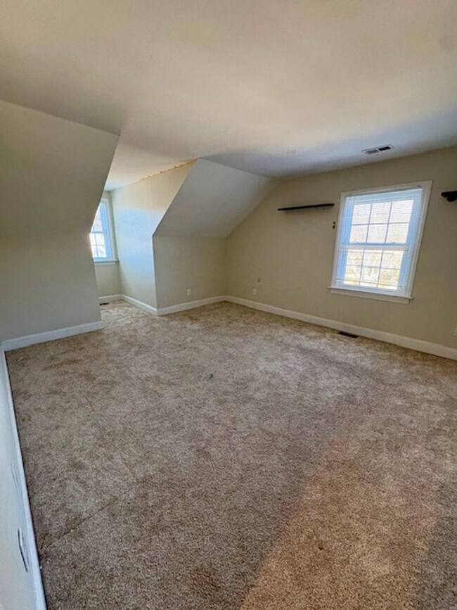 Building Photo - Spacious Five Bedroom Home in Mount Pleasant