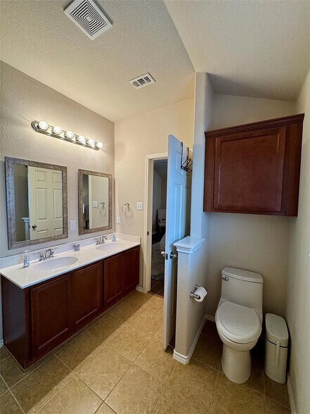 Building Photo - Room in House on Nottingham Loop