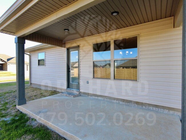 Building Photo - Siloam Springs- Single-Family Home- Beauti...