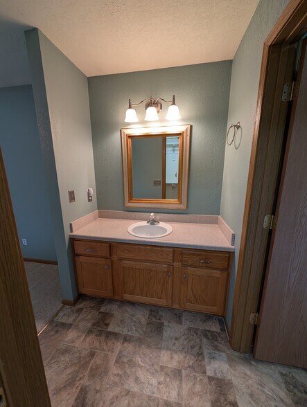 Master Vanity - 2118 SW 36th St