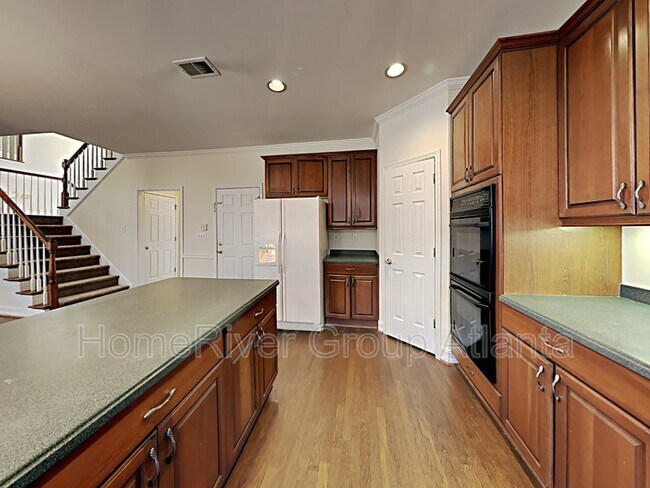 Building Photo - 1040 Queensgate Dr SE