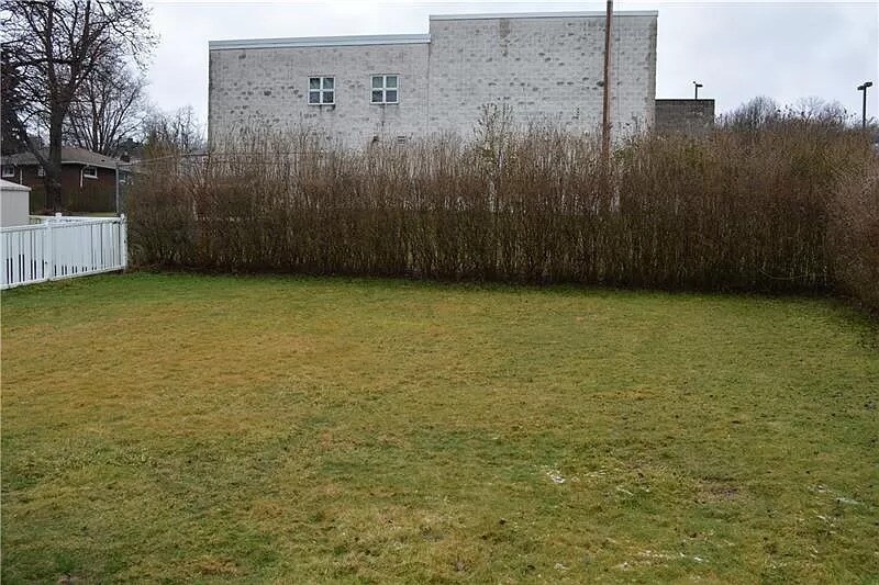 Building Photo - 144 Oak St