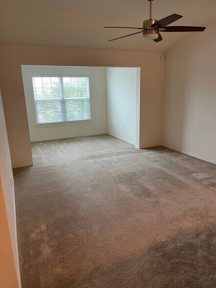 Building Photo - 5455 Vineland Rd