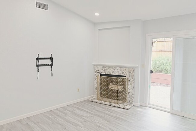 Building Photo - 2 Bedroom 2 Bath Roseville Home