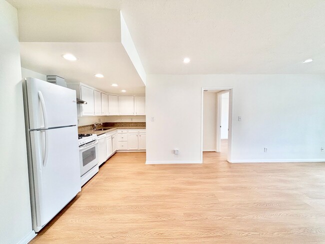 Building Photo - Bright 2 Bed 2 Bath | Surfside Community |...