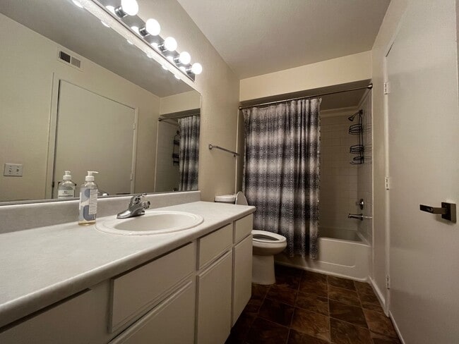 Building Photo - Beautiful Condo with Dual Master Bedrooms ...
