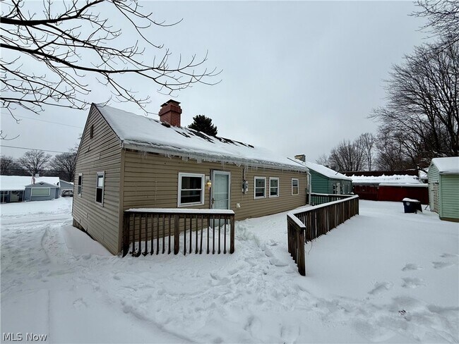 Building Photo - 883 Kickapoo Ave