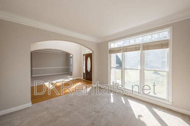 Building Photo - 841 Lakeglen Dr