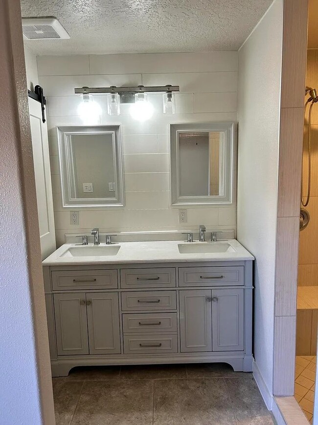Building Photo - Gorgeous Santa Clara Home with Stunning Ki...