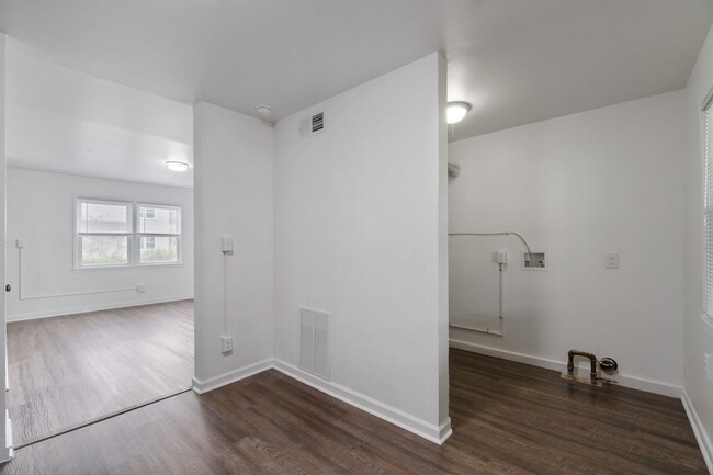 Building Photo - Newly Renovated 2-Bedroom Townhouse