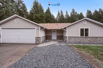 Building Photo - Beautifully Updated 3-Bedroom Rambler with Open Floor Plan & Private Fenced Yard