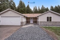 Building Photo - Beautifully Updated 3-Bedroom Rambler with Open Floor Plan & Private Fenced Yard