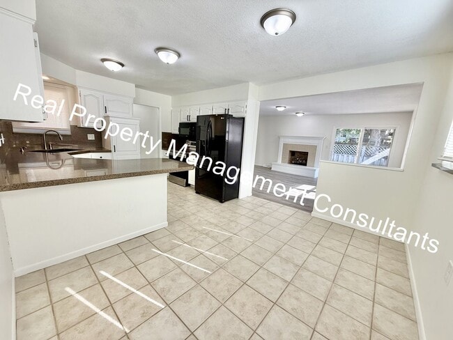 Building Photo - 3 bed 2.5 bath Private Oasis
