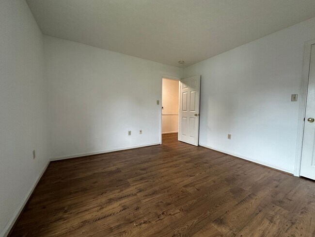 Building Photo - 2 Bedroom / 2 Bath Brick Condo - Bristol, TN