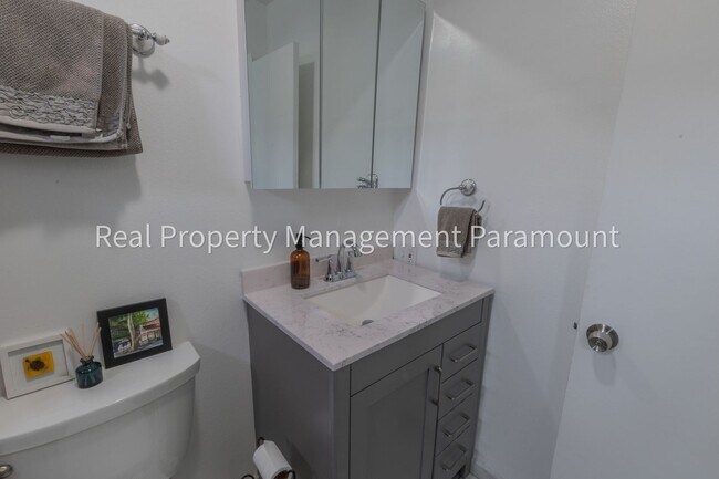 Building Photo - For Rent: Modern 2-Bedroom, 2-Bath Townhou...