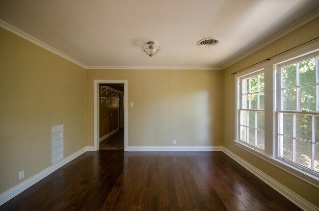 Building Photo - 1303 S Sneed Ave
