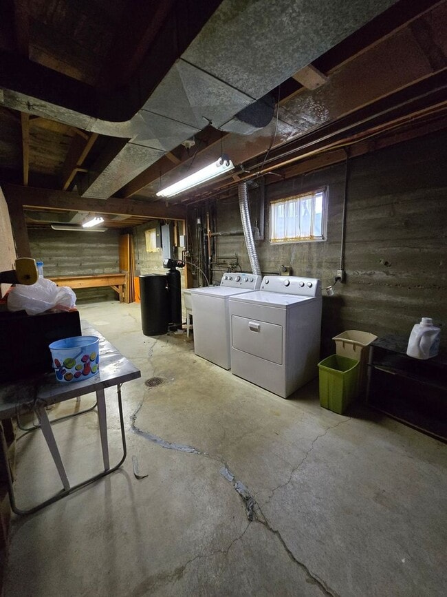 Building Photo - Eastside 4 BD w/garage