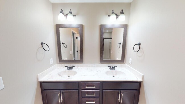 Building Photo - 733 Cavalier Dr