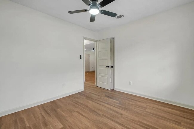 Building Photo - 1825 Sherwood Dr
