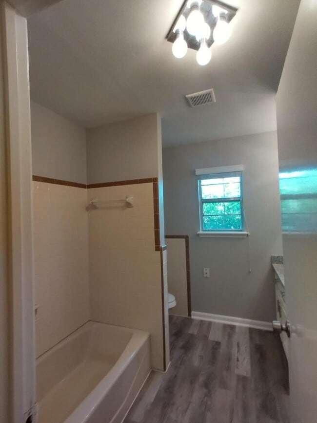 Building Photo - 1220 Walnut St