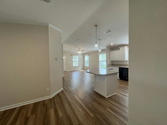 Building Photo - 115 Poinsettia Dr