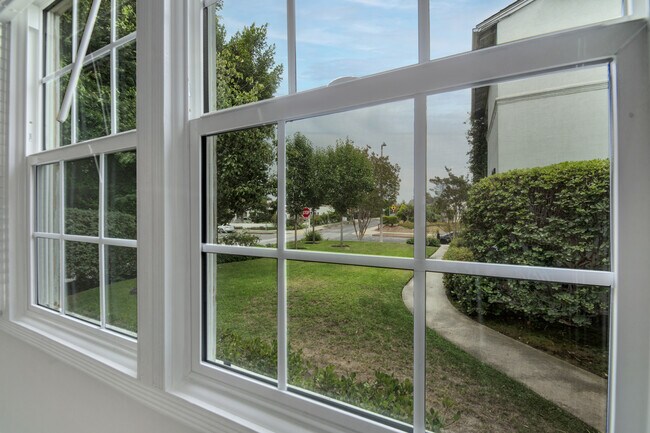 Building Photo - 1701 Stearns Dr, Apt 1