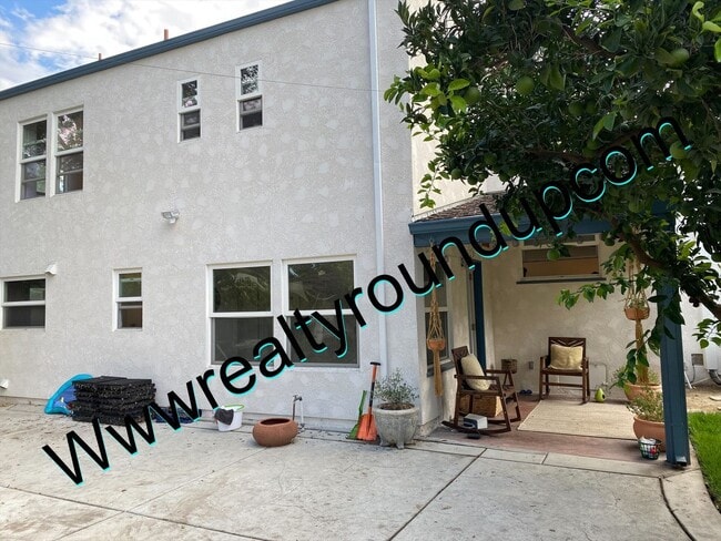 Building Photo - Three bed, Two Bath Home By UOP