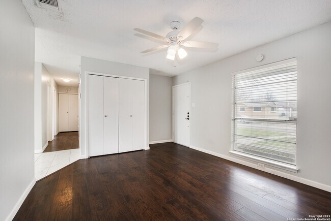 Building Photo - 300 Roanoke Dr