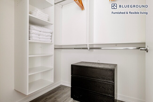 Building Photo - 460 W Chicago Ave