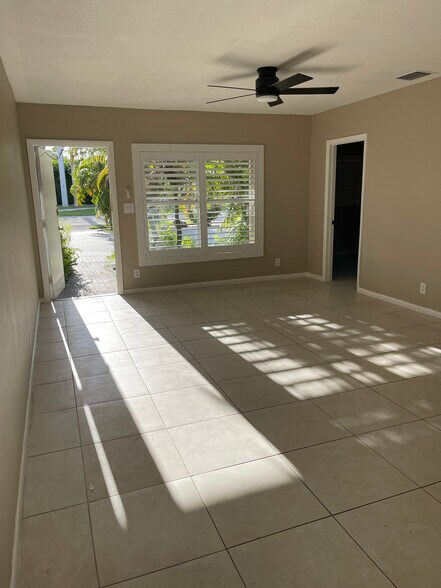 Living room - 186 NW 4th Ave
