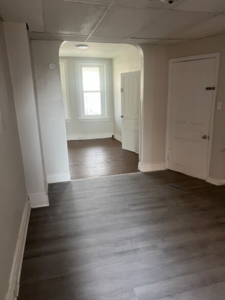 Building Photo - 918 W King St