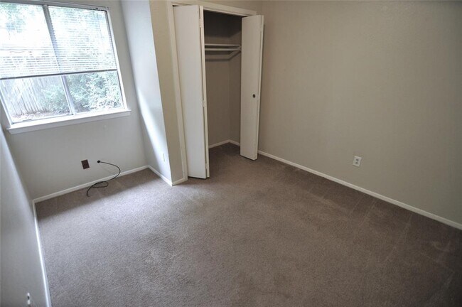 Building Photo - 402 Burlwood Ct