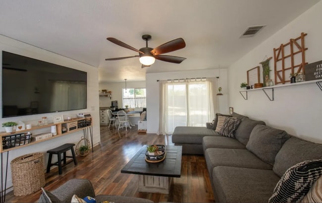 Building Photo - 1228 E Waterview St