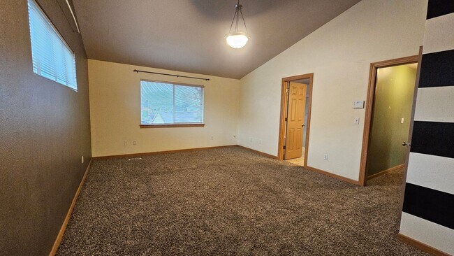 Building Photo - Large 4 Bed Home in Yelm