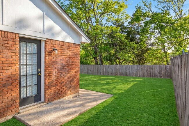 Building Photo - 2420 Haddington Rd