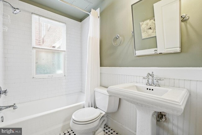 Building Photo - 906 S Washington St