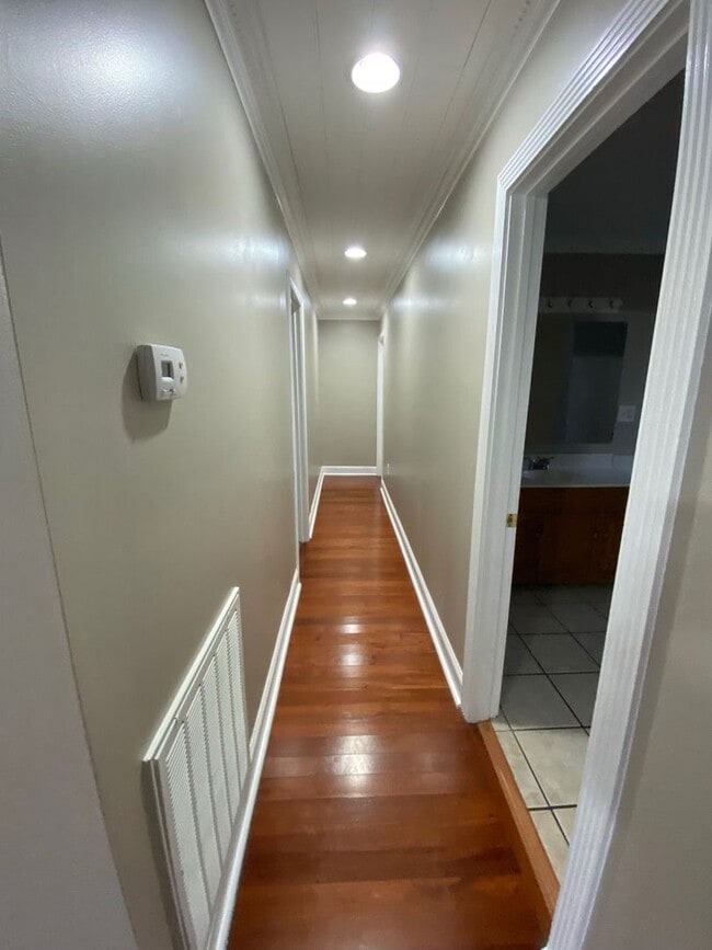 Building Photo - Now accepting applications for a 2 bedroom...