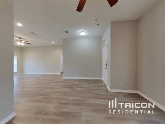 Building Photo - 400 Harvest Hill Ln