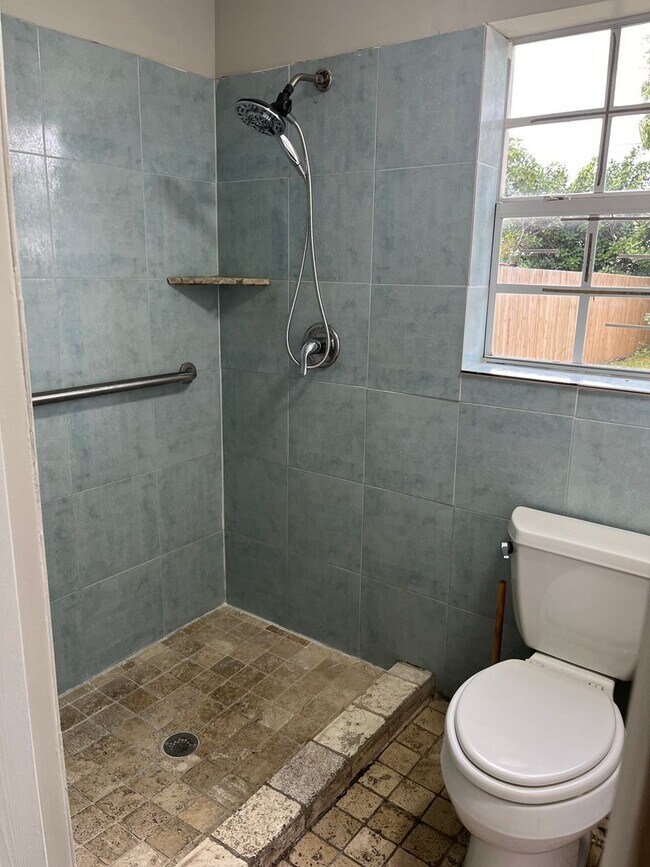 Building Photo - Newly renovated 3/2 for rent!