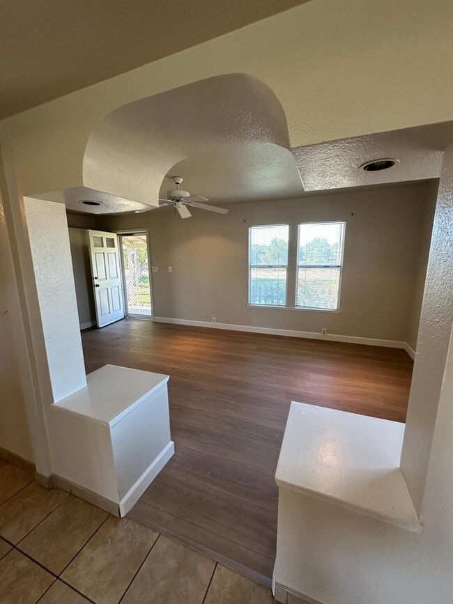 Building Photo - 3083 E Rose Ave