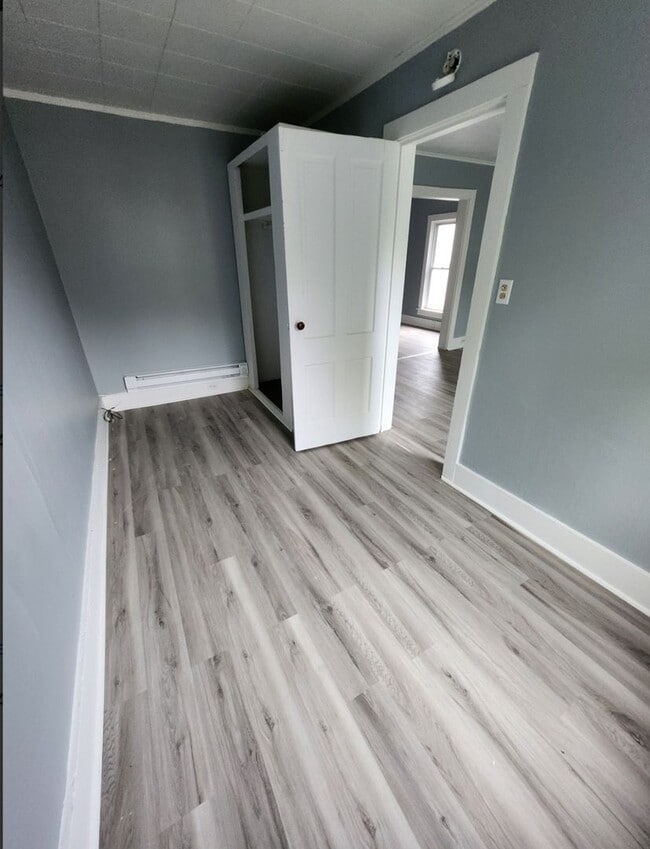 Building Photo - Upper 3 bedroom unit