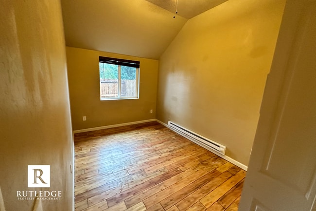 Building Photo - Cozy 2 Bedroom, 1 Bath in the Heart of Med...